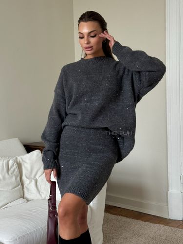 Темно-серый трикотажный костюм в пайетках