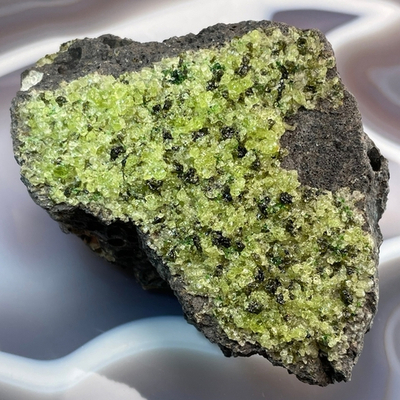 40358 Хризолит необработанный друза 76*95мм