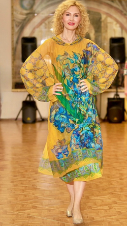 Полупрозрачное платье-туника с капюшоном «Ирисы», принт по мотивам картины Ван Гога "Ваза с ирисами на жёлтом фоне"