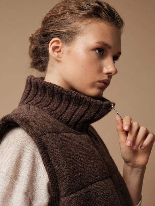 V0442-8100 Жилет шоколадный dbr