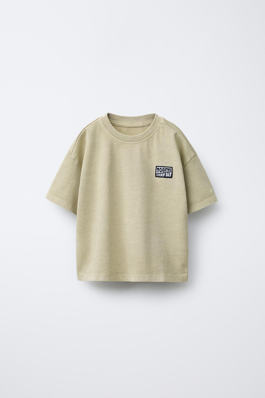 ZARA ОДНОТОННАЯ ФУТБОЛКА С НАШИВКОЙ, ХАКИ