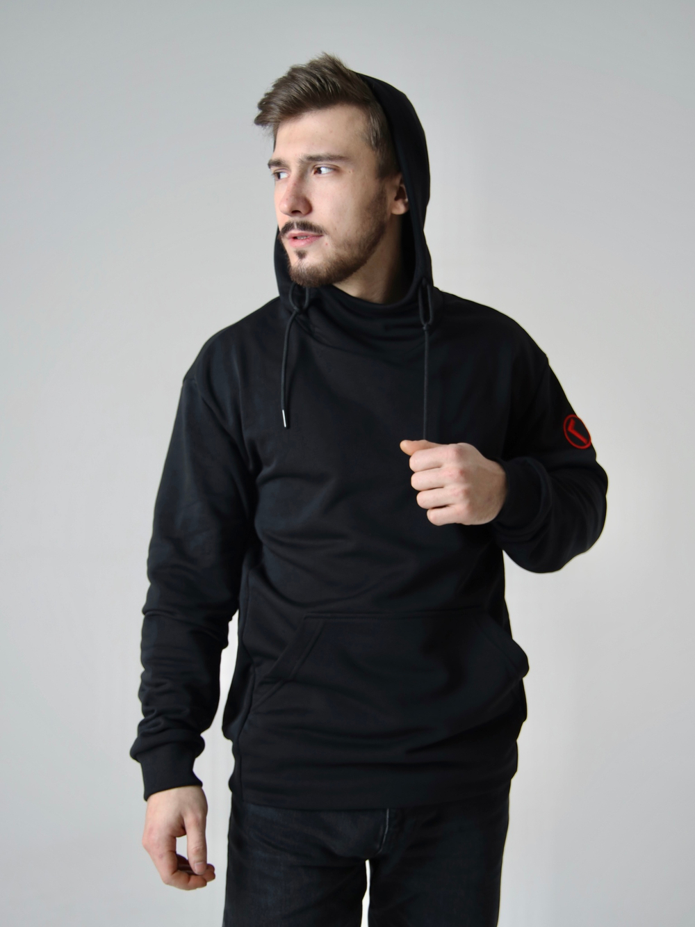 Худи черное Город Горький мужское с нашивкой на рукаве