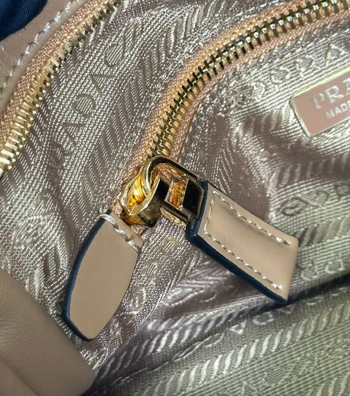 Маленькая кожаная сумка Prada через плечо, коричневый