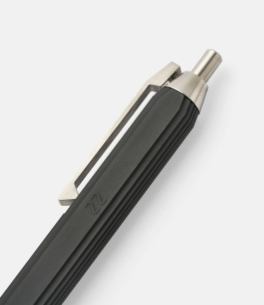 22 Studio Contour Ballpoint Pen Dark Grey — ручка из бетона