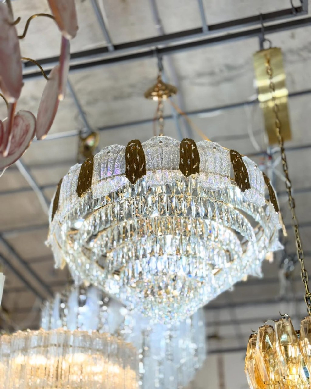 Каскад хрусталя в золотом обрамлении