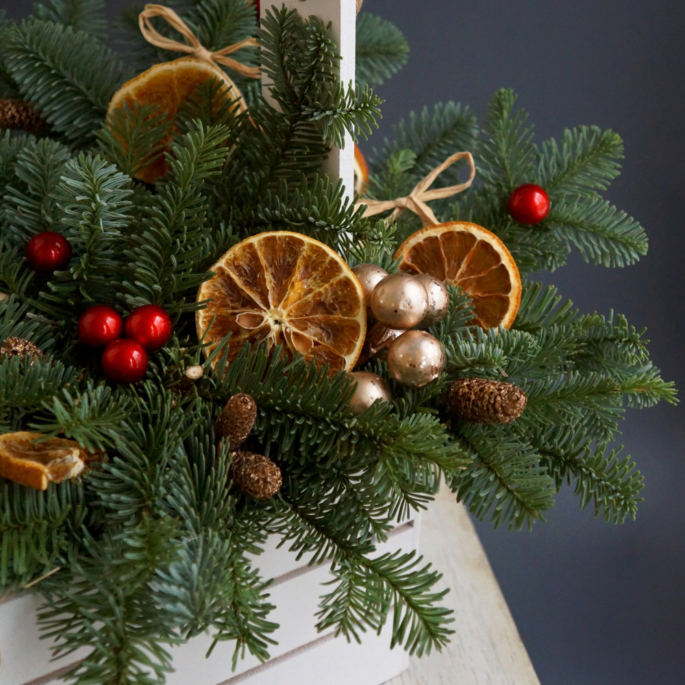 Новогодний ящик с фирменной свечой и нобилисом