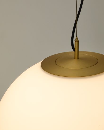 Подвесной светильник Brisia из металла в латунной отделке со стеклянным плафоном Ø50 см