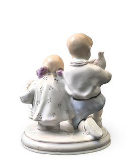 Фарфоровая статуэтка "Дети кормят голубей" Полонский ЗХК
