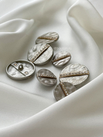 Пуговицы серебро перламутр со стразами