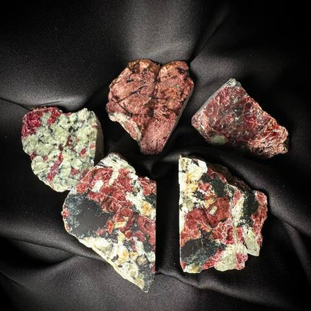 Эвдиалит (небольшой спил)