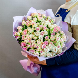 Букет нежных кустовых роз в оформлении