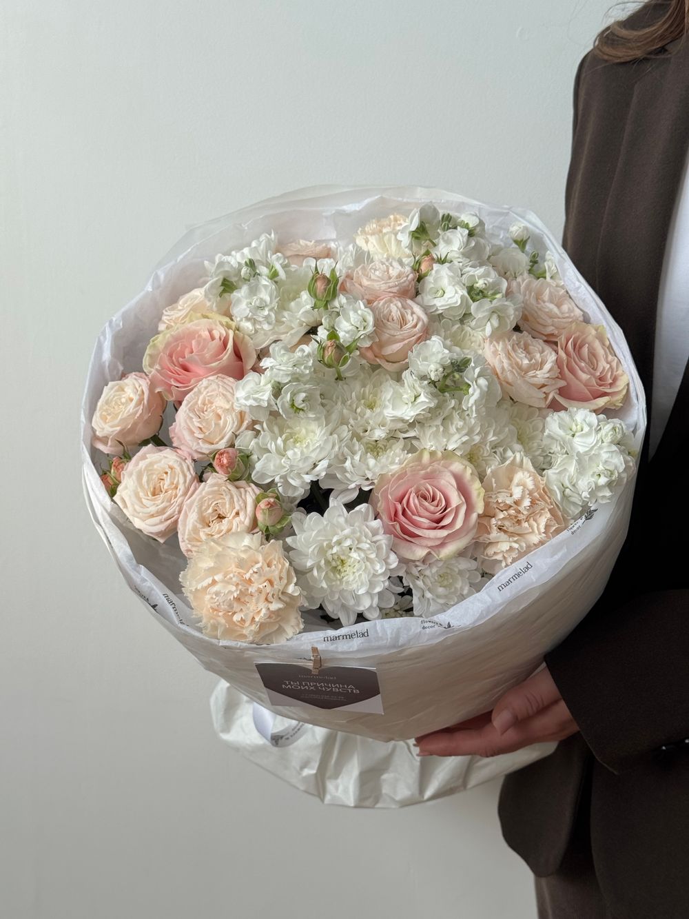 Сборный букет из хризантемы, маттиолы, кустовых пионовидных роз и диантусов крем - размер M