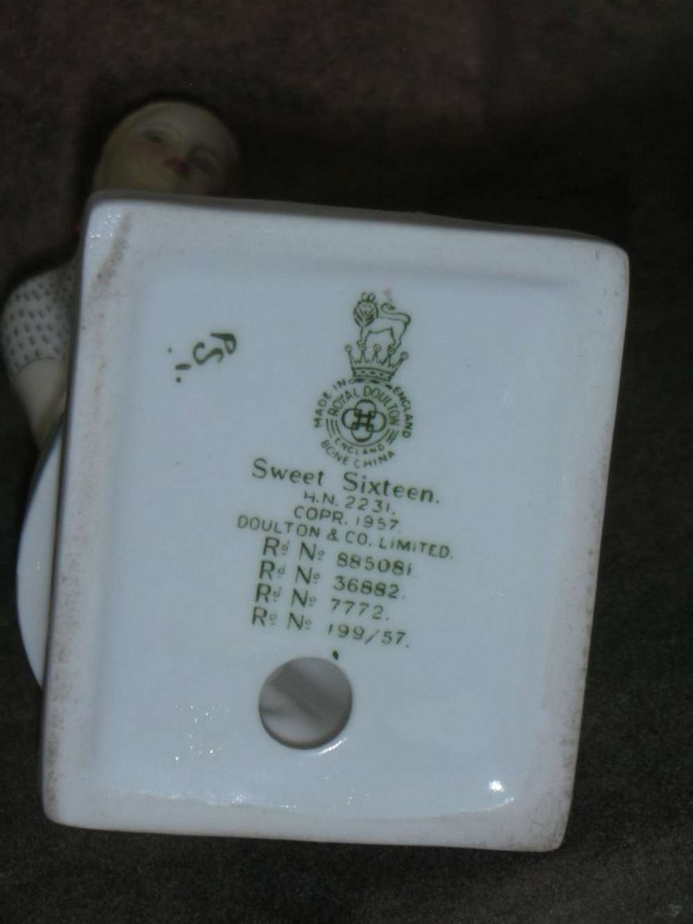 Статуэтка. Фарфор. Дама Сладкие шестнадцать. Royal Doulton. Англия