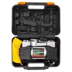 Компрессор автомобильный поршневой двухцилиндровый с аналоговым манометром и встроенным фонарем (12В, 20А, 65л/мин, 7бар) в пласт.кейсе RockFORCE RF-2014360