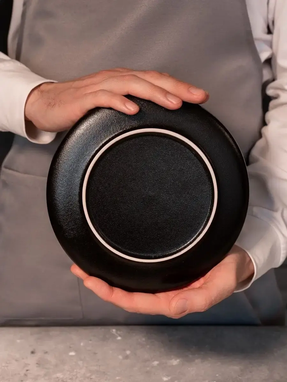 Набор посуды 6 тарелок плоских черных с золотом 20 см