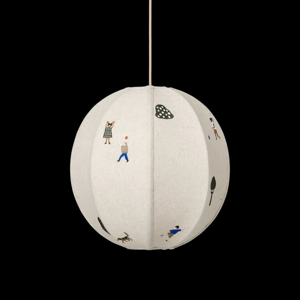 Нежный подвесной светильник в виде круглого абажура с минималистичными рисунками людей и деревьев.