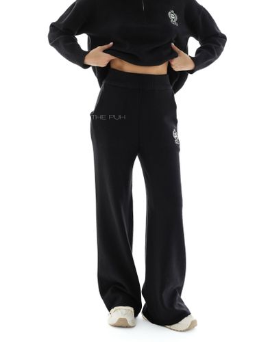 Вязаный костюм с вышивкой в черном цвете