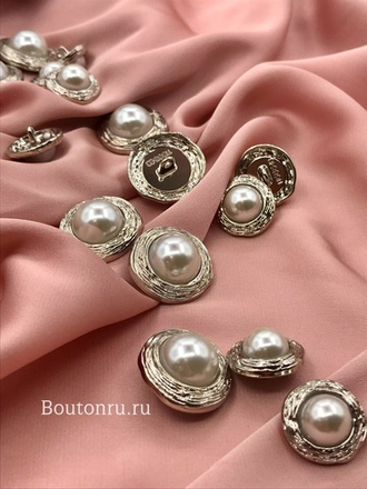 Пуговицы серебристые с жемчугом (с узором)