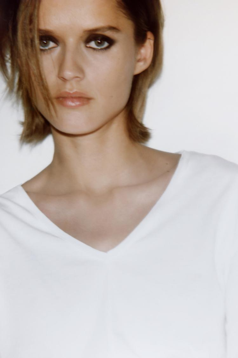 ZARA ХЛОПКОВАЯ ФУТБОЛКА С V-ОБРАЗНЫМ ВЫРЕЗОМ, БЕЛЫЙ