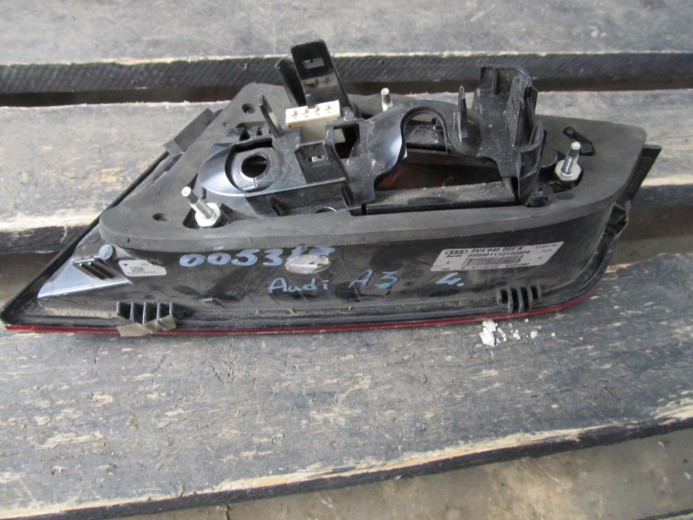 Фонарь задний левый внутренний LED Audi A3 (8V)  Б/У Оригинал 8V4945093A