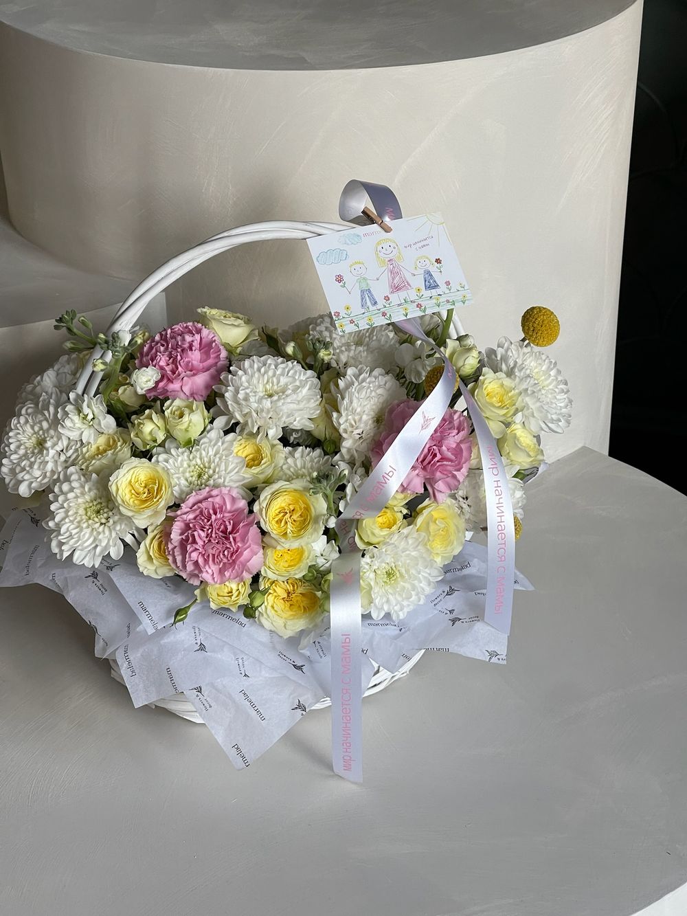 Корзина сборная из кустовой пионовидной розы, диантусов, хризантемы и маттиолы