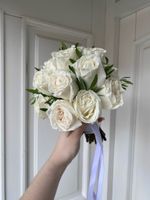 Свадебный букет из одноголовых роз и зелени