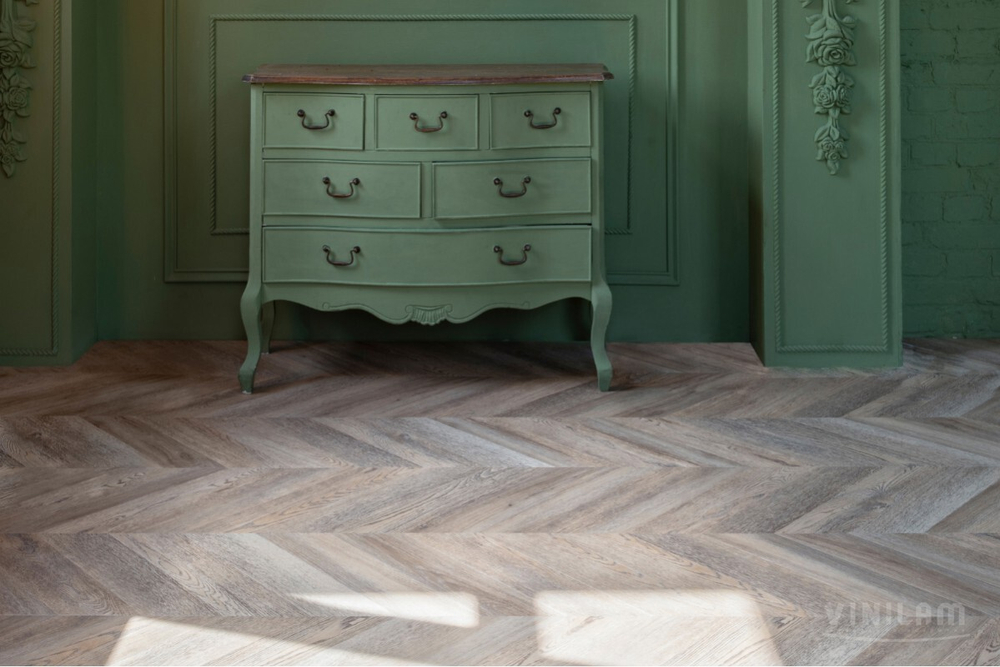 Кварцвиниловая плитка VINILAM PARQUET CHEVRON Шеврон Шампань RI153616CL4- Магазин напольных покрытий в Екатеринбурге. MAXI ПОЛ.