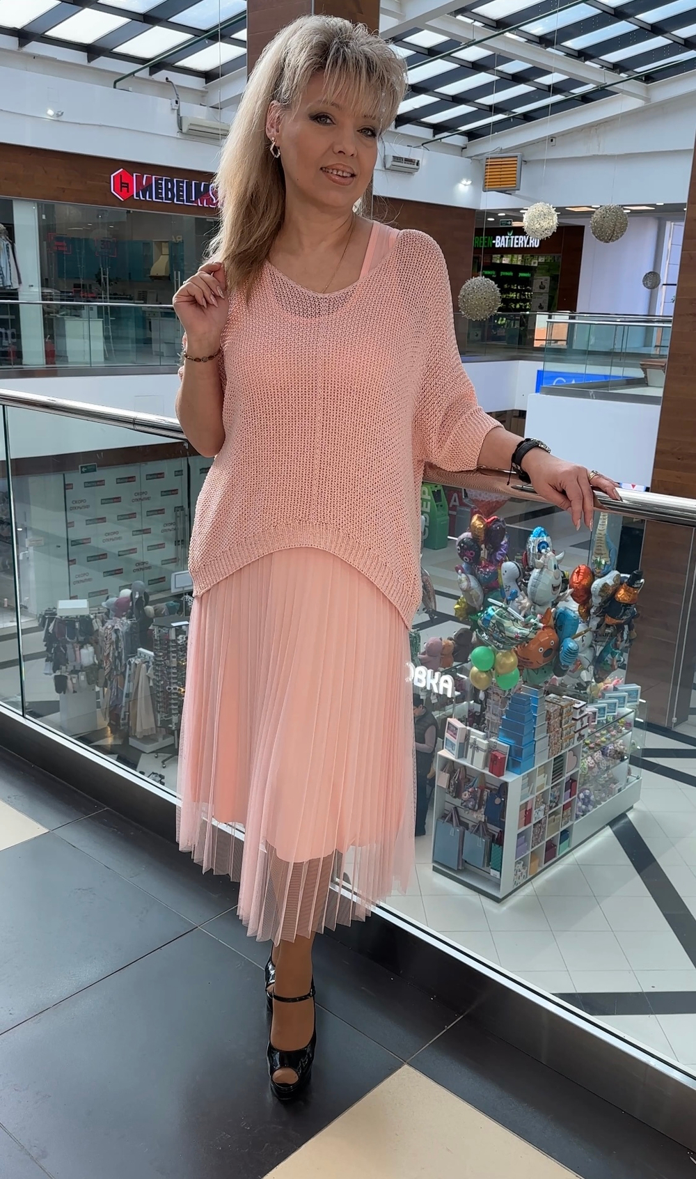 Нарядное двойное платье в пудрово-персиковом цвете