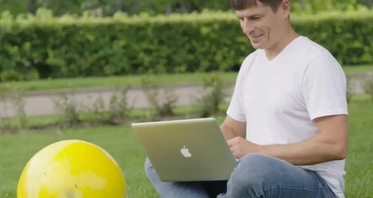 Курьера-колобка представили в Москве