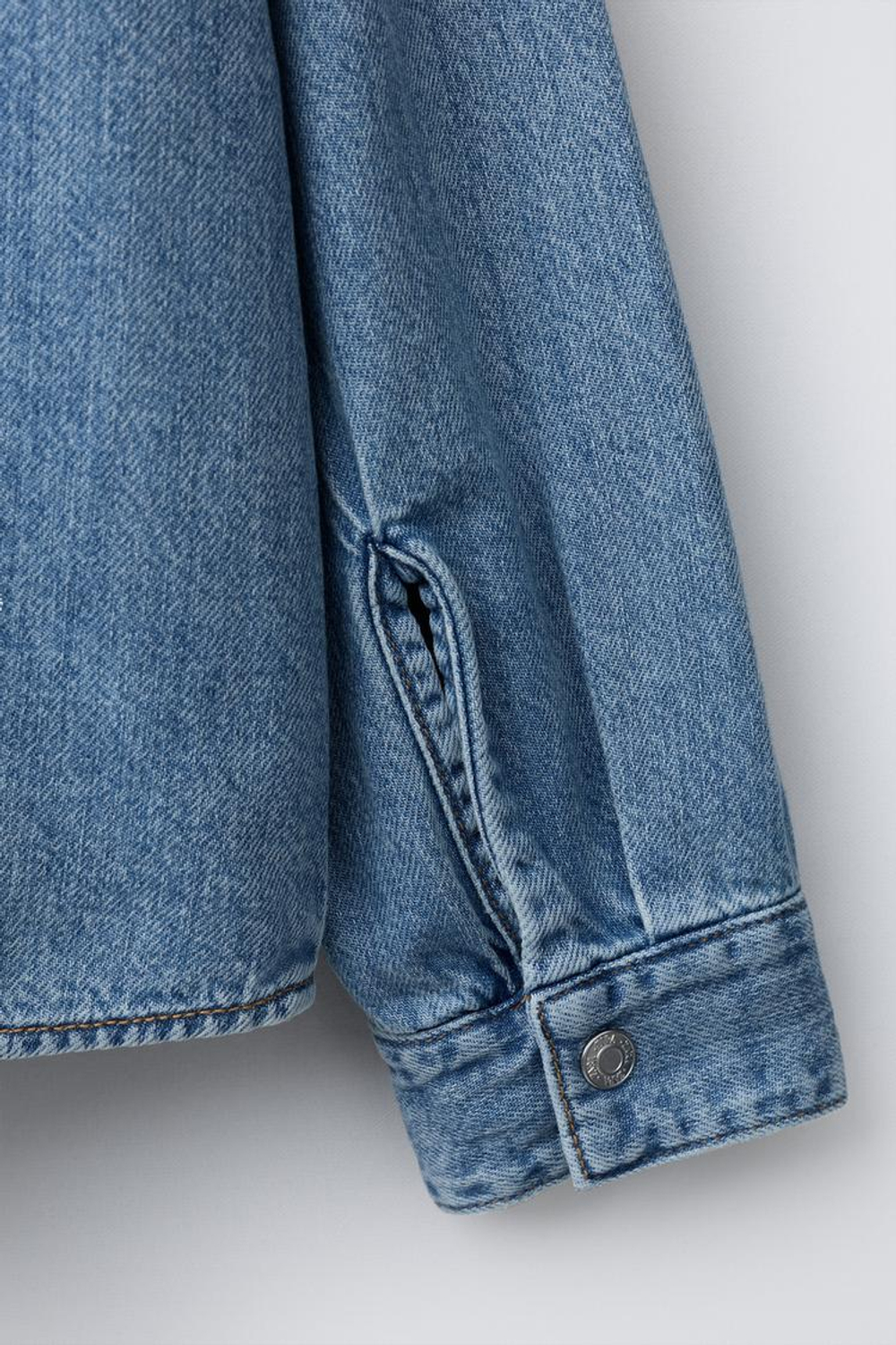 ZARA ДЖИНСОВАЯ РУБАШКА С КАРМАНАМИ, ВЫЦВЕТШИЙ СИНИЙ