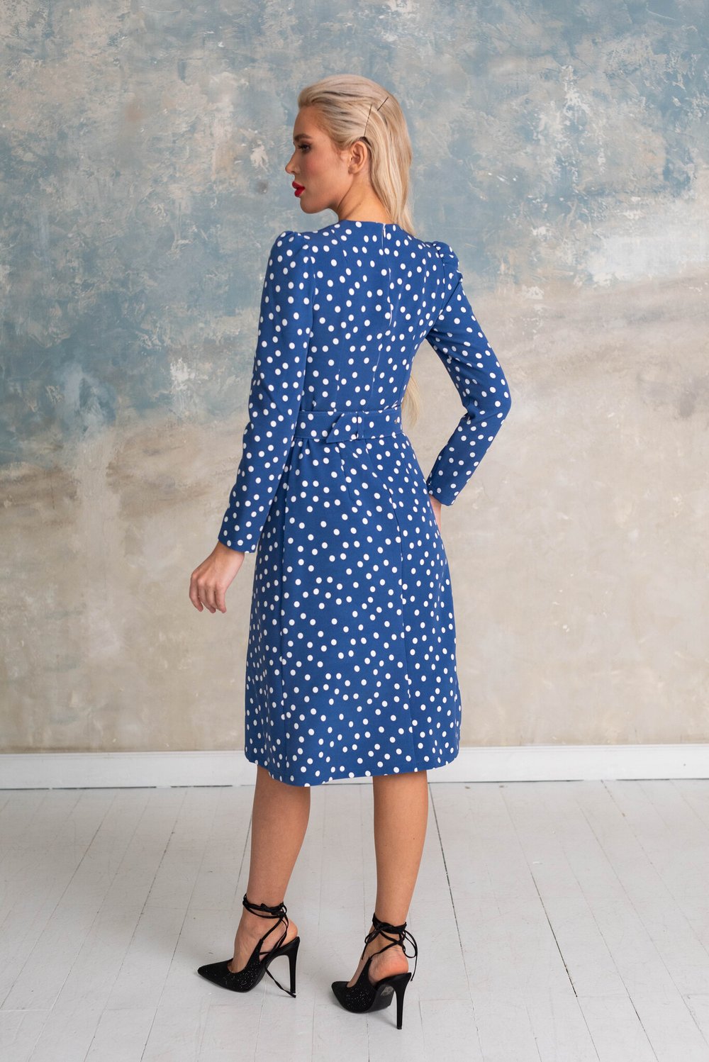 Платье в горошек синего цвета