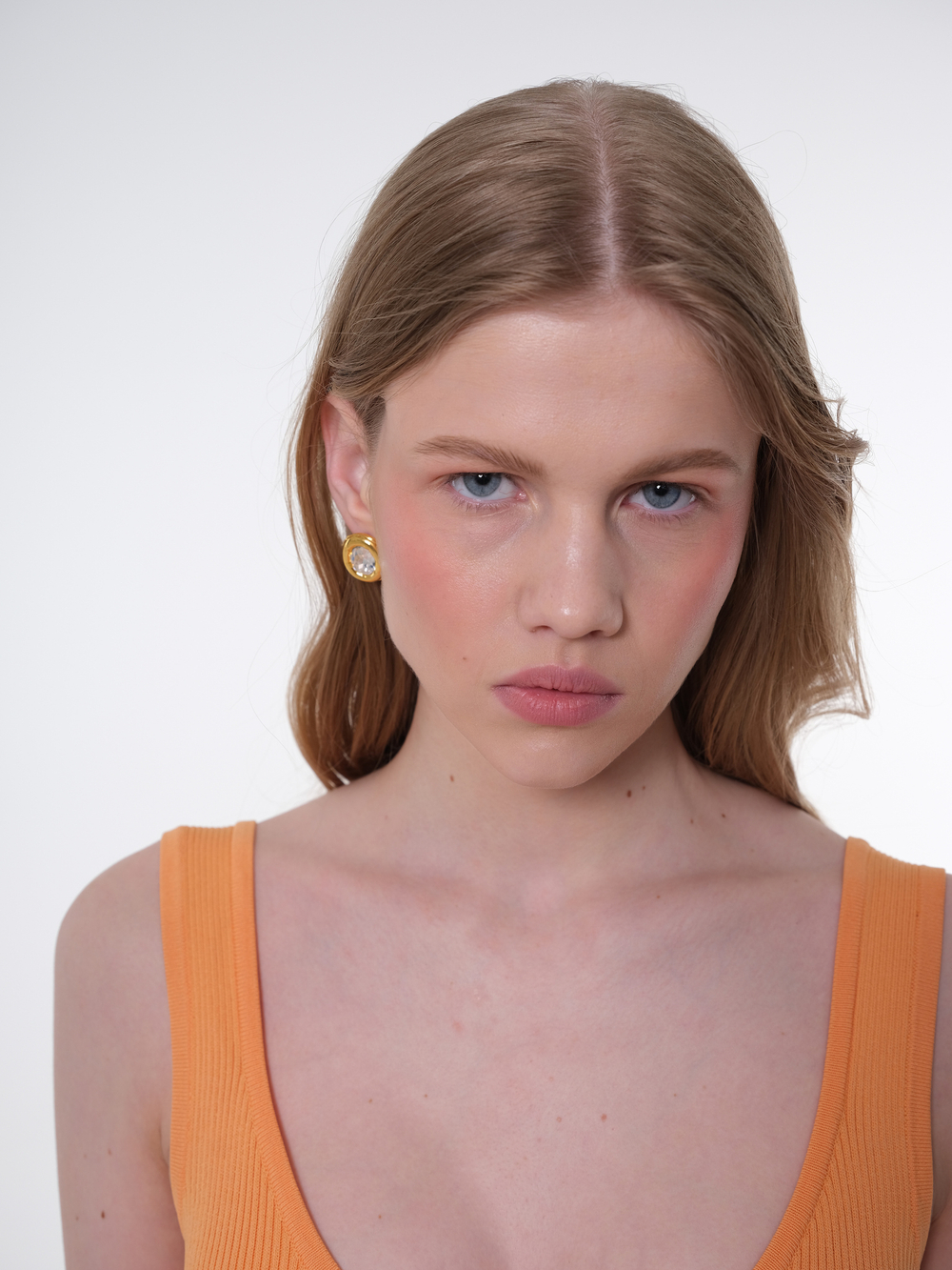 Серьги-золотая окантовка, центральный камень