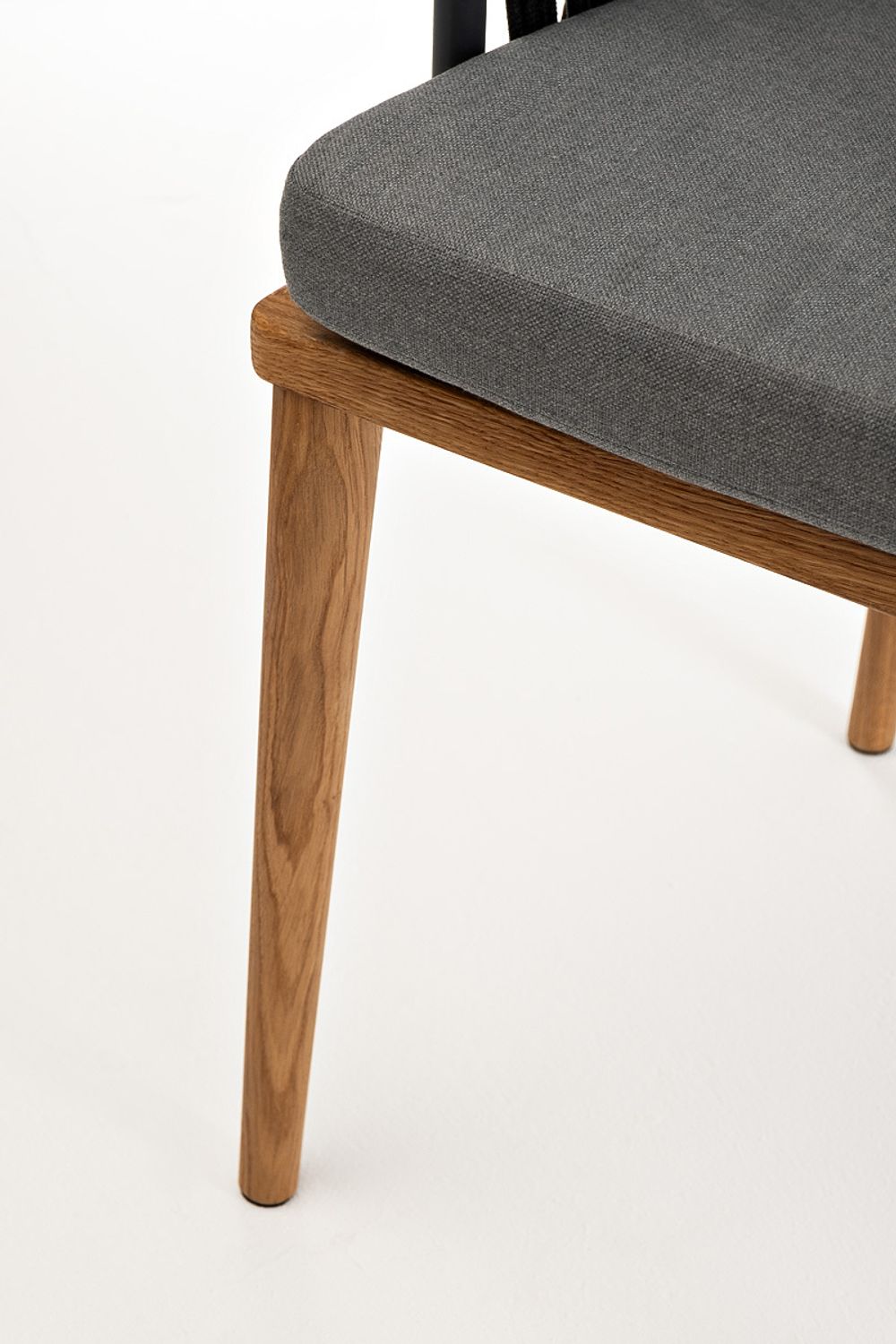 "Диего" стул плетеный из роупа, основание дуб, каркас из стали темно-серый (RAL7024) муар, роуп темно-серый круглый, ткань темно-серая 027