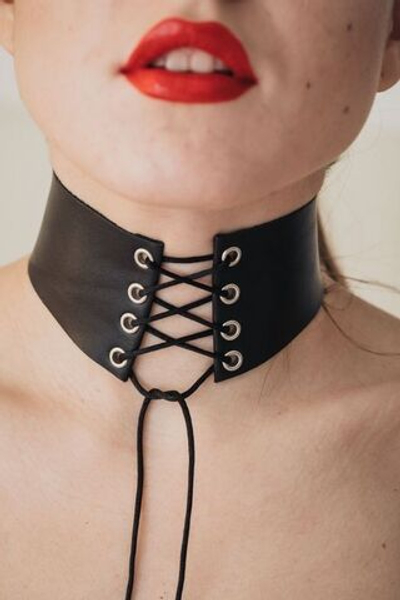 Оригинальный чокер со шнуровкой спереди (Цвет: черный)