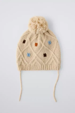 ZARA ТРИКОТАЖНАЯ ШАПКА С ВЫШИВКОЙ И ПОМПОНОМ, ПЕСОЧНЫЙ