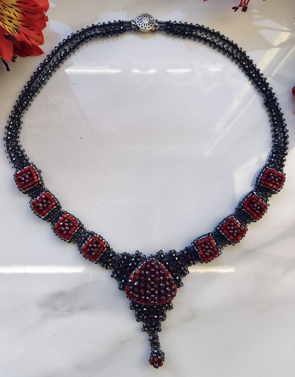 Колье из бисера "Ника" ручной работы с камнем Гранат
