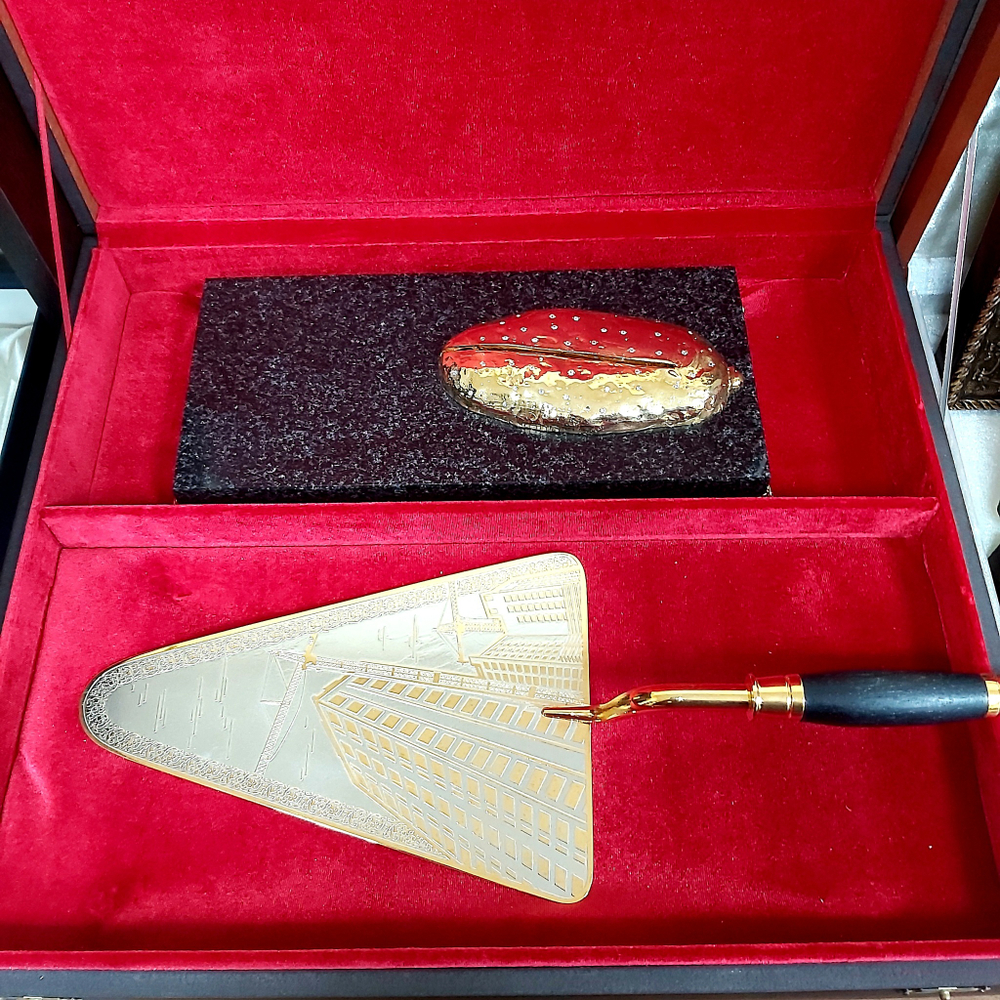 Подарок строителю "Мастерок"  большой на долерите с фианитами