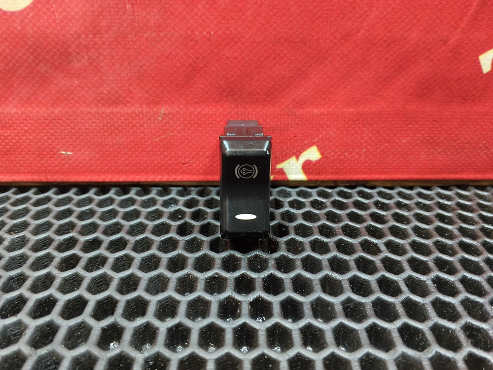 Кнопка включения горного тормоза