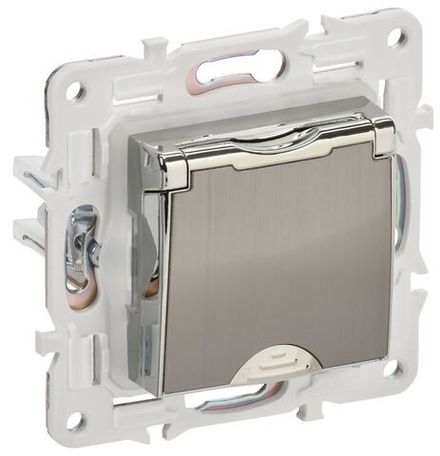 Розетка 1-м SKANDY 16А IP44 с заземл. защ. шторки с крышкой SK-R11N никель IEK SK-R16-16-44-K50