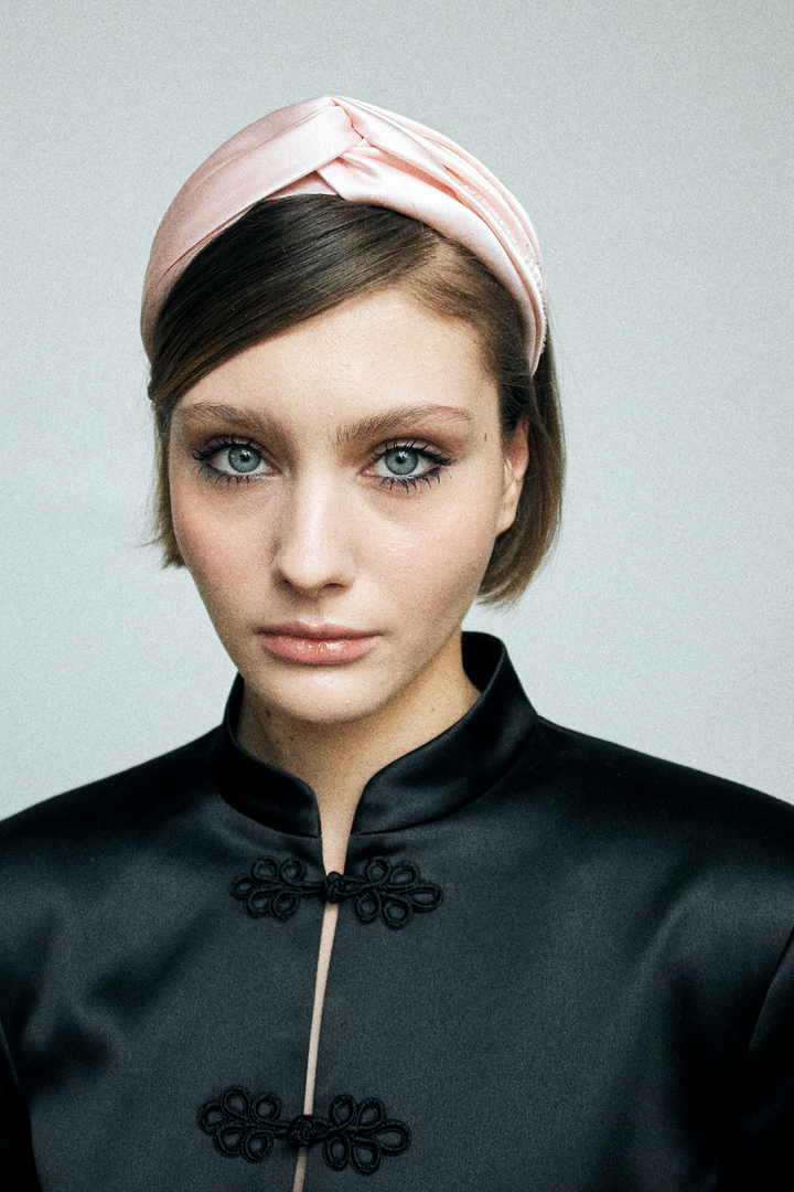 Ободок-узел из розового шелка с декором в виде веточки