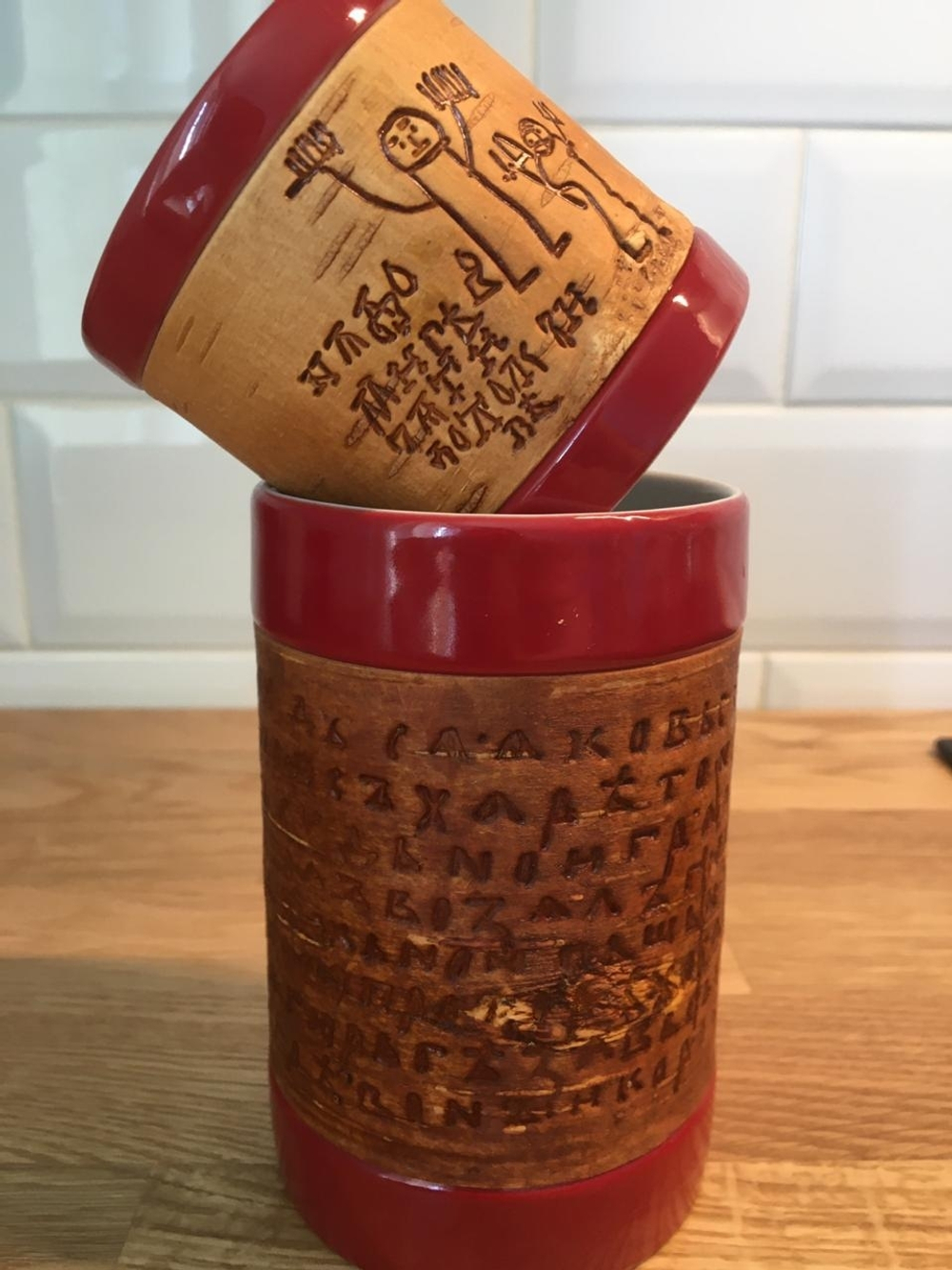 Набор из двух кружек, малая и большая, фарфоровые c берестой. Коллекция Onfim (Онфим) или Gramoty (Грамоты). 2 кружки без ручки, одной коллекции.