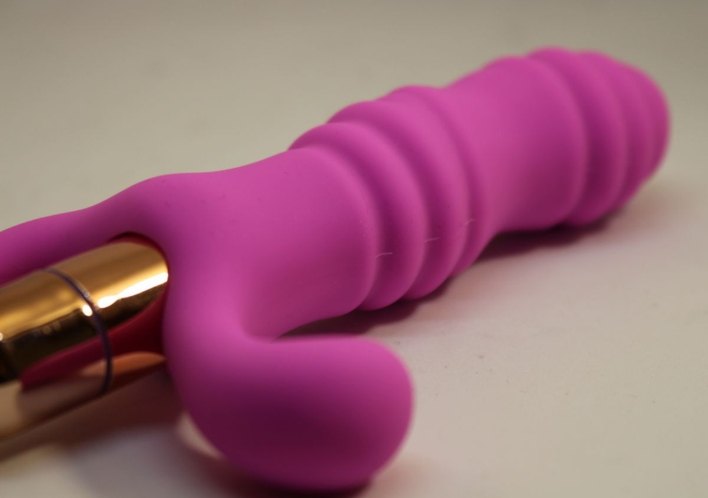 Розовый рельефный вибромассажёр для стимуляции точки G - 12 см. (Цвет: розовый)