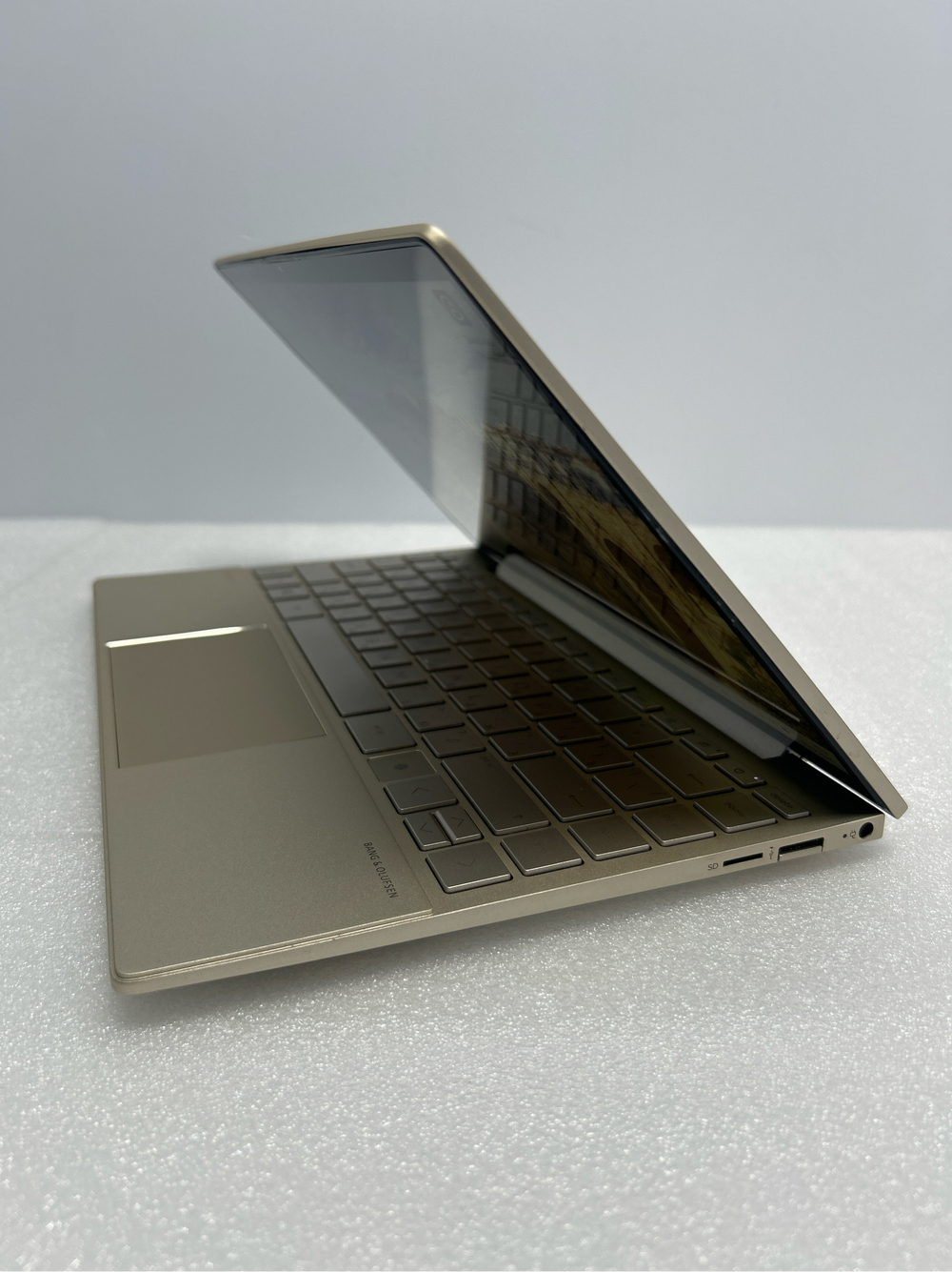 Ноутбук HP ENVY 13-ba1031ur (2J6L8EA) 13.3"/Intel Core i5-1135G7/RAM 16GB/SSD 512GB/Intel Iris Xe Graphics/1920*1080/IPS/Windows 11/Подсветка кл-ры: LED/золотистый. Состояние: Уценка/царапины на матрице/не ориг. коробка