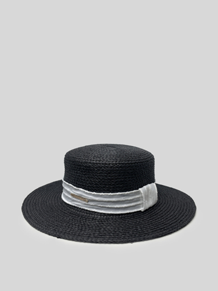 Шляпа соломенная черная с текстурной леной и металлической вставкой