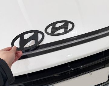 Накладка на переднюю эмблему Hyundai Sonata 2023-2025 чёрный глянец