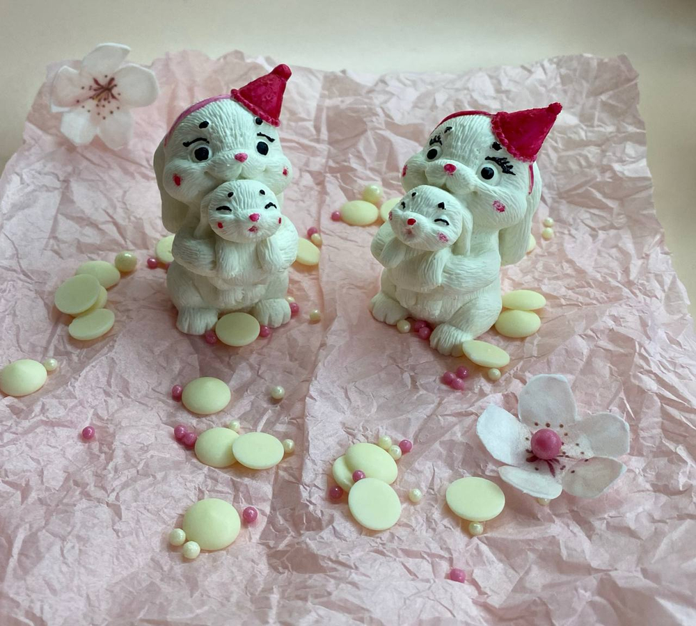 Фигурка из шоко глазури «Кролики» белый / розовый