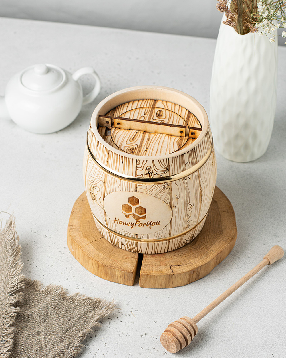 Деревянный бочонок с липовым мёдом
