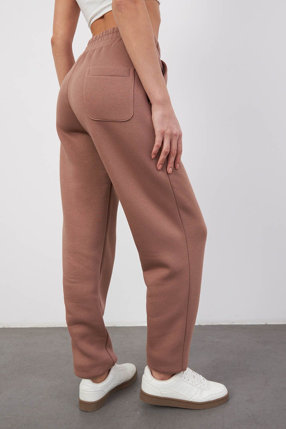 Утепленные джоггеры свободного кроя цвета молочный шоколад