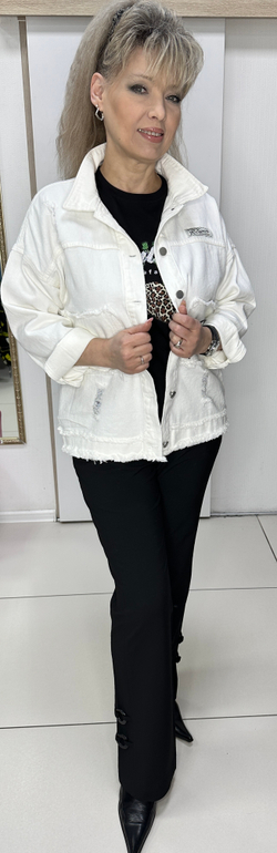 Белый джинсовый бомбер-жакет с рванкой