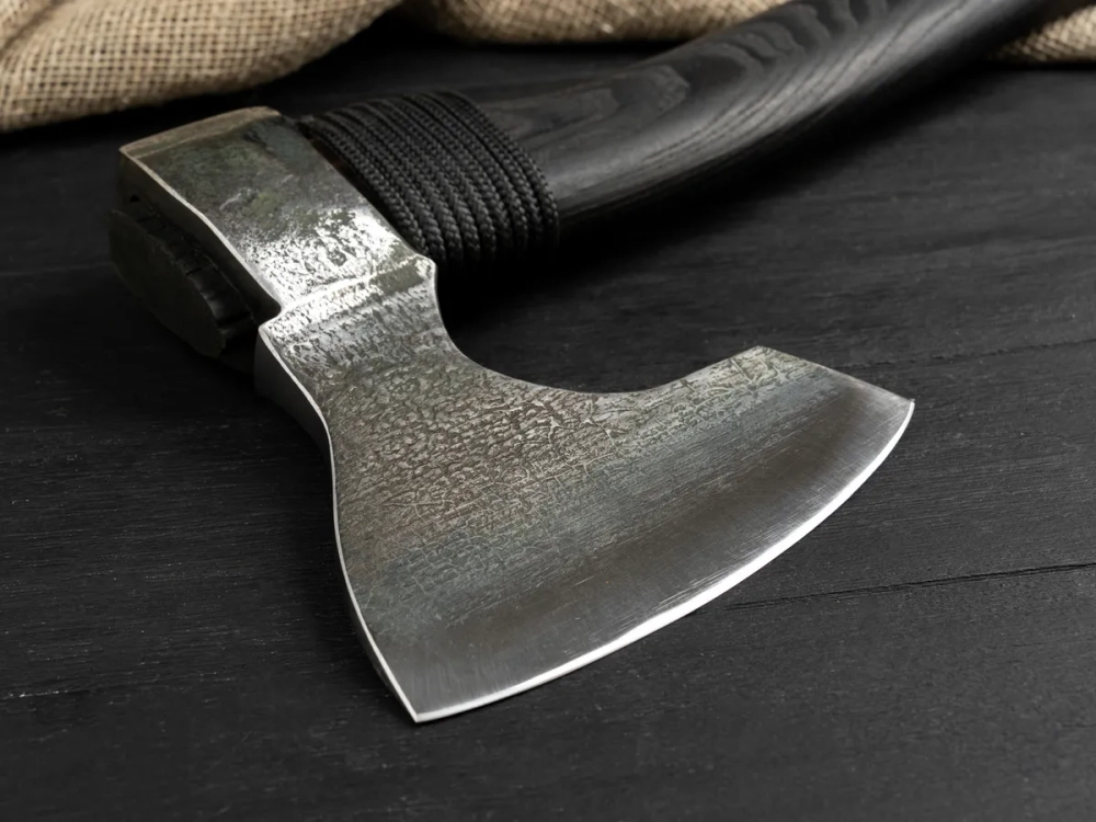 Большой кованый топор, рукоять черный мореный ясень